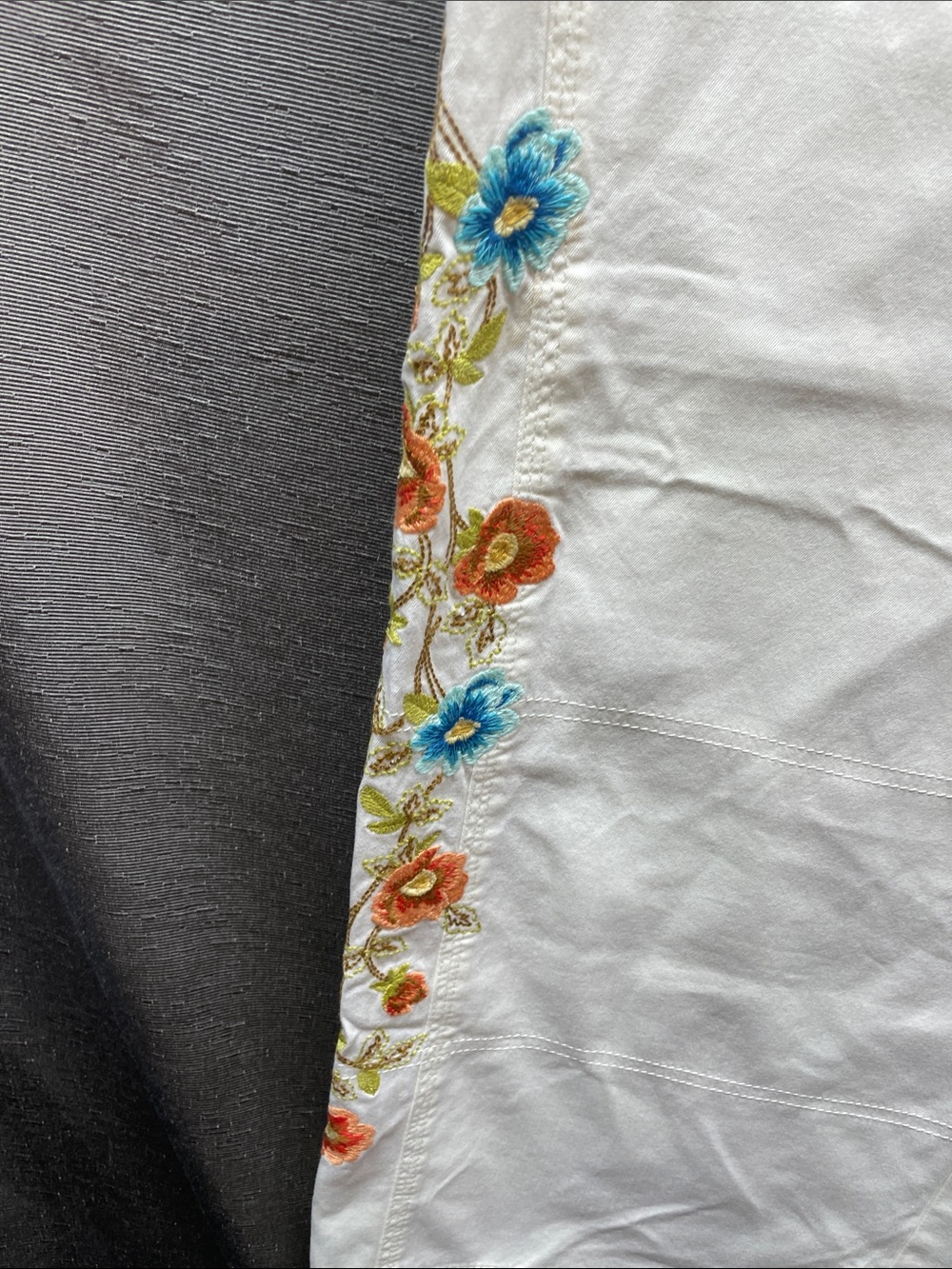 J. Jill Cream Cropped Cargo Capris wide leg with Floral Embroidery - Picture 6 of 12